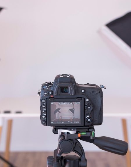 Como redesenhar sua estratégia de vídeo para competir com o “AI slop” no YouTube sem depender de volume